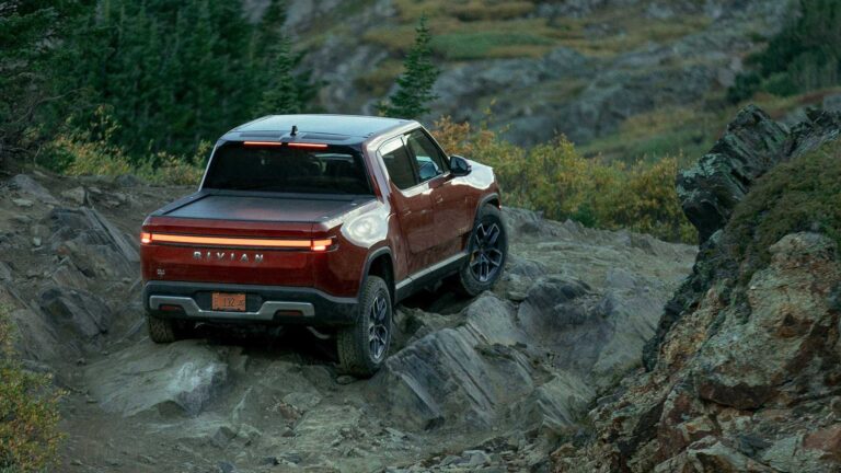 Rivian Has Started Shipping The Manual Tonneau Cover For The R1T